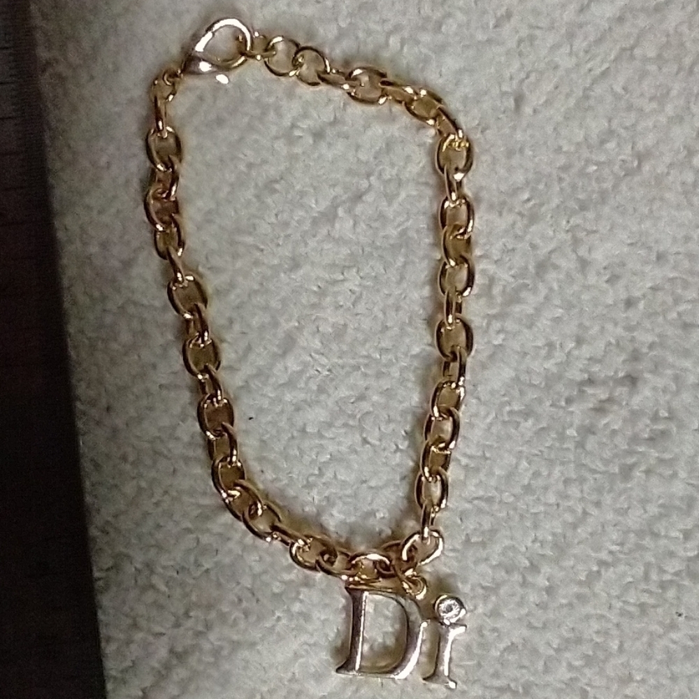 Goldtone diamonds international chain bracelet